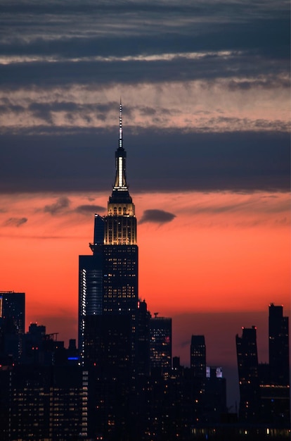 Edifícios contra o céu durante o pôr-do-sol