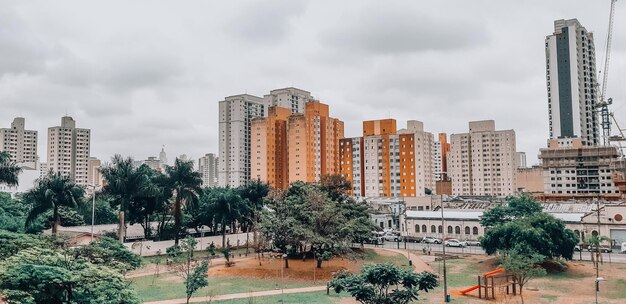 Foto edifícios contra o céu na cidade