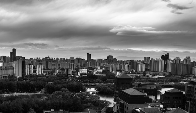 Foto edifícios contra o céu nublado