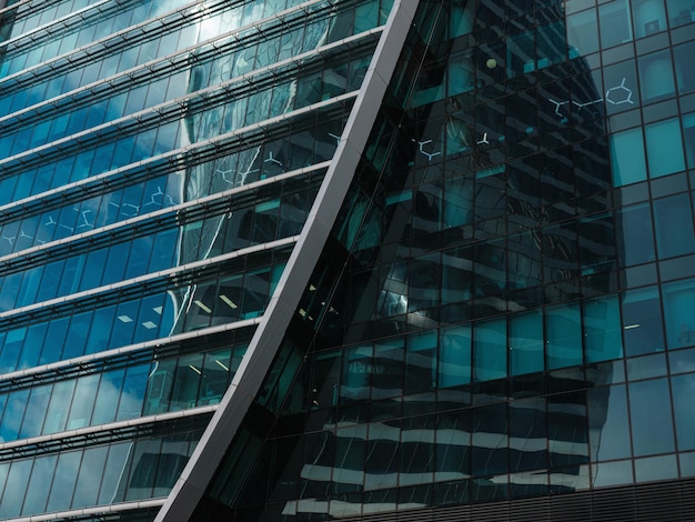 Foto edificios corporativos modernos contra el cielo azul de nubes