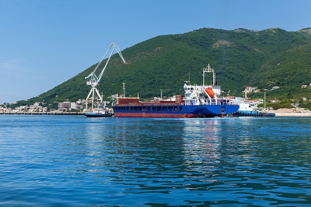 Edificios en la costa de Montenegro