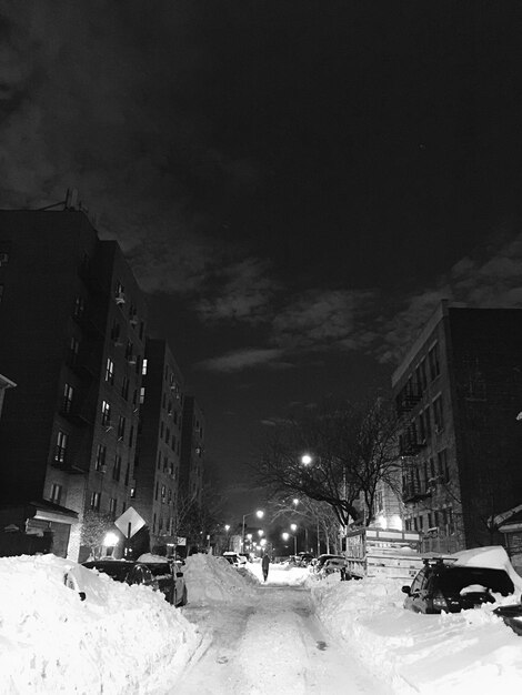 Foto edificios cubiertos de nieve en la ciudad