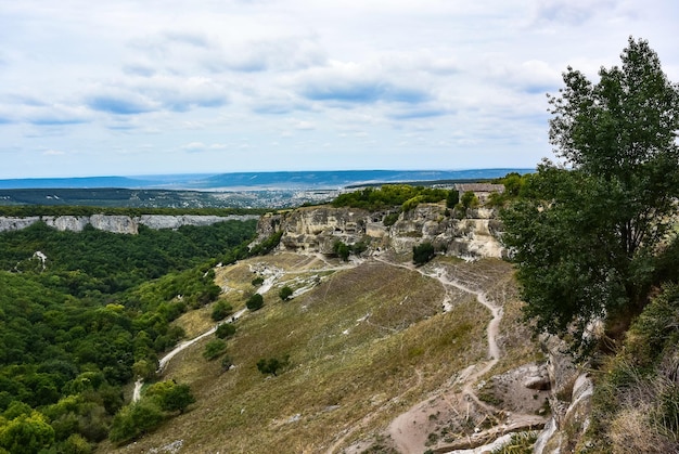 Edificios y cuevas de la ciudad de ChufutKale, un asentamiento de cuevas medievales en la ciudad de las cuevas de Crimea, Bakhchisarai