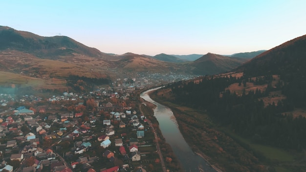 Edifícios da cidade agradável ao longo do rio azul na vista superior de manhã