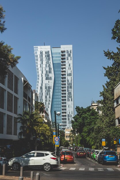 Edifícios da cidade contra o céu claro