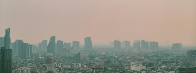 Edifícios da cidade de bangkok, paisagem urbana, edifícios altos, panorama do centro da cidade de bangkok, tailândia, em dia nublado e conceito pm25 sobre a cidade