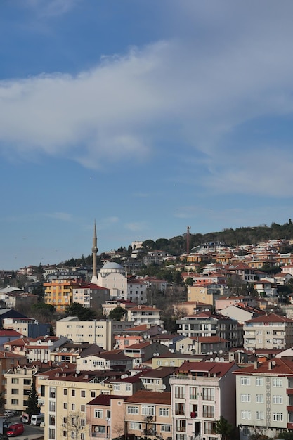 Edifícios da cidade de Istambul contra o céu azul