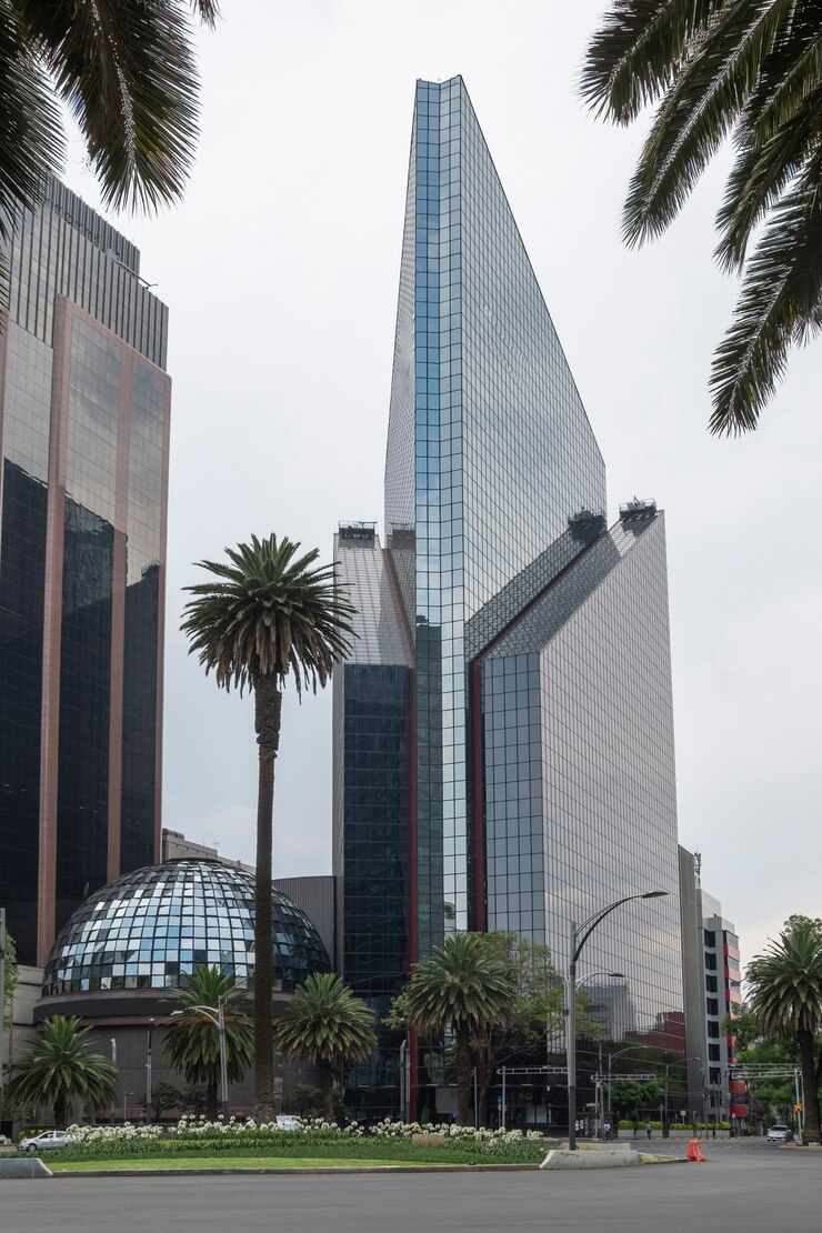 Edifícios da cidade do México na avenida reforma estando na glorieta de la palma