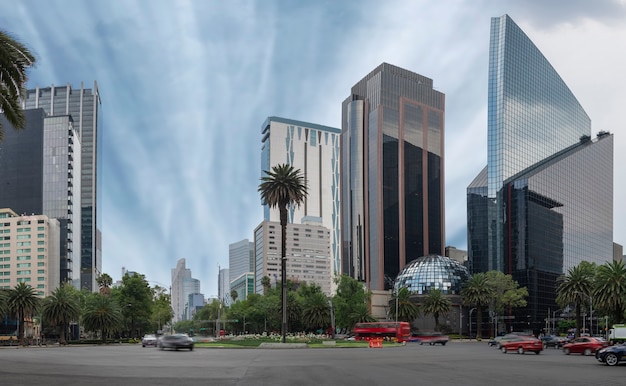 Edifícios da cidade do México na avenida reforma estando na glorieta de la palma