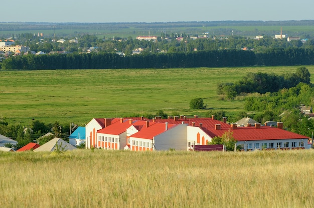 Edifícios da cidade na perspectiva de um campo verde