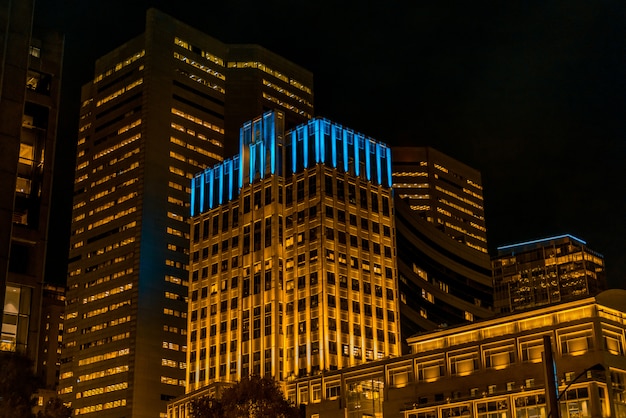 Edifícios da noite com luzes e carros à noite em montreal