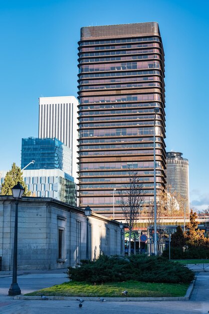 Foto edifícios de aço e vidro no distrito financeiro de madrid em um dia ensolarado, espanha