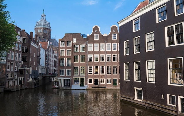 Edifícios de Amsterdã na água Holanda