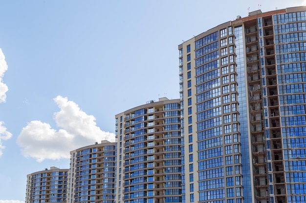 Edifícios de apartamentos contemporâneos de construção de frameblock fachada de vidro ventilado