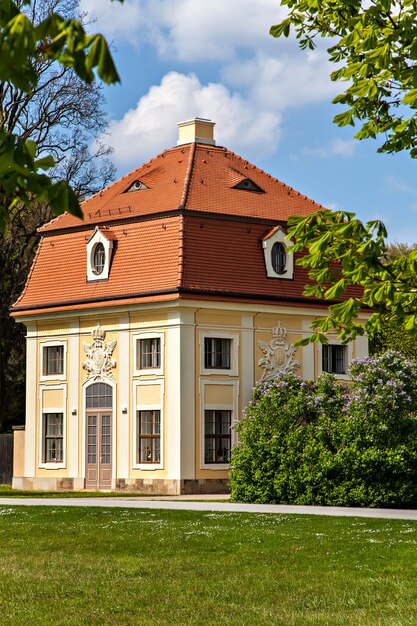 Edifícios de apartamentos perto do castelo moritzburg alemanha