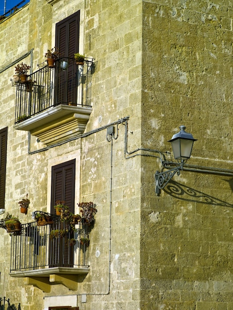 Edifícios de arquitetura, casas, escritórios, edifícios históricos contra o céu