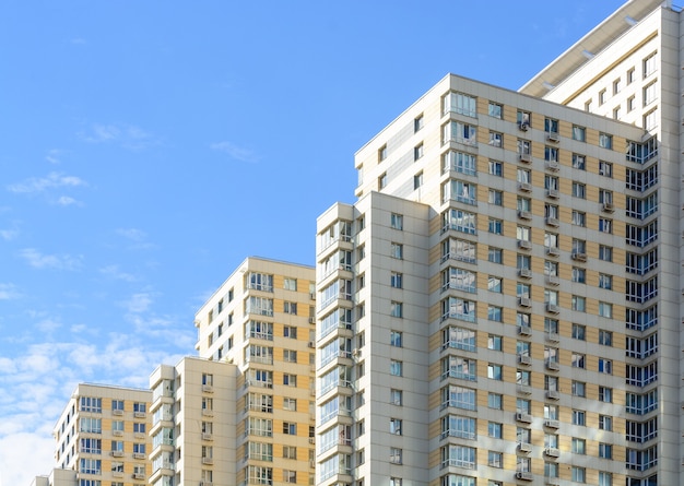 Edifícios de blocos de apartamentos em fundo de céu azul