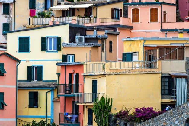 Edifícios de casas coloridas e fachada antiga com janelas na pequena aldeia pitoresca Manarola Cinque terre na ligúria