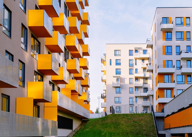 Edifícios de casas modernas residenciais de apartamento exteriores com instalações ao ar livre. Novo conceito de casa.