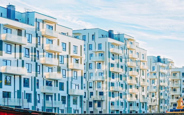 Edifícios de casas modernas residenciais do apartamento da UE exteriores com facilidades ao ar livre. Novo conceito de casa.