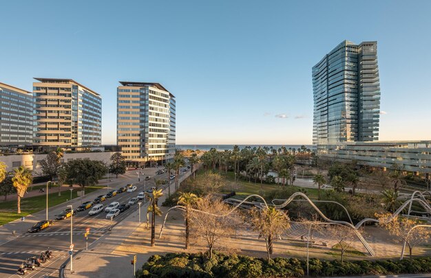 Foto edifícios de escritórios de vidro na área de diagonal mar em barcelona