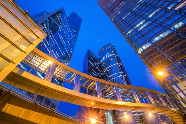 Edifícios de escritórios modernos no centro de Hong Kong ao anoitecer