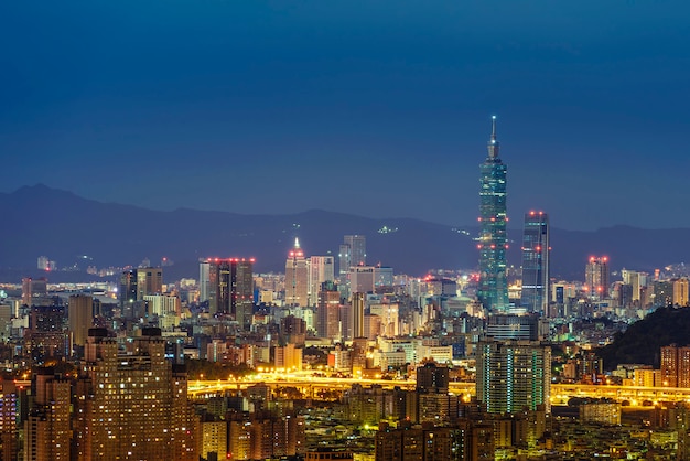 Edifícios de escritórios modernos no distrito de xinyi, incluindo taipei 101