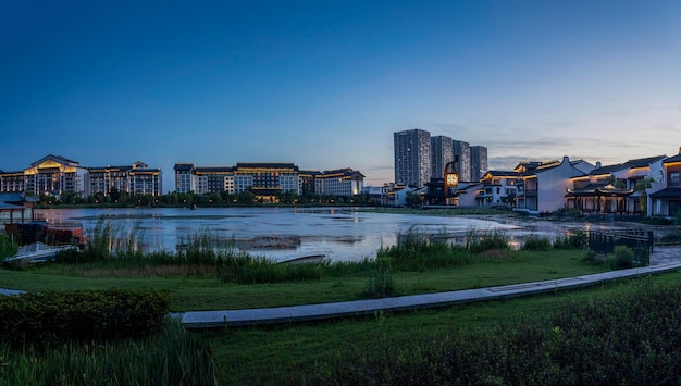 Edifícios de estilo chinês à beira do lago à noite