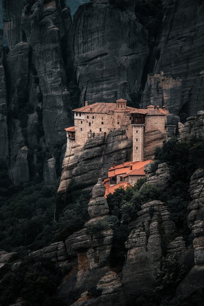 Edifícios de meteoros em cima de rochas