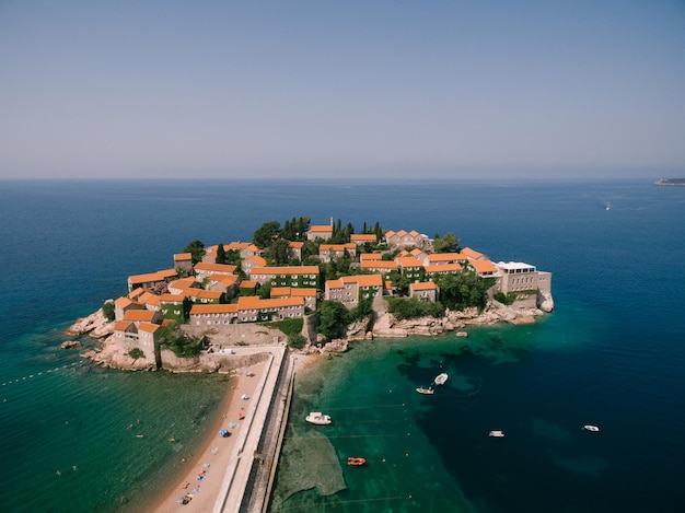 Edifícios de pedra antigos no islandhotel sveti stefan