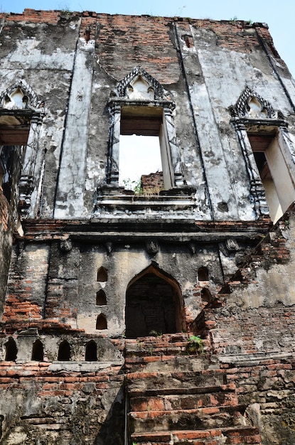 Edifícios de ruínas antigas e arquitetura antiga do Palácio do Rei Narai Ratchaniwet para o povo tailandês e viajante estrangeiro visita de viagem e aprendizado do explorador na cidade de Lopburi em Lop Buri Tailândia