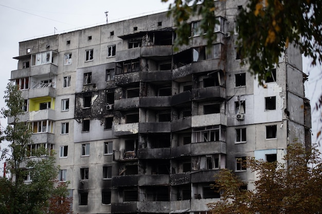 Edifícios de vários andares destruídos na região da cidade de Borodyanka Kyiv após o início da invasão da Ucrânia pela Rússia