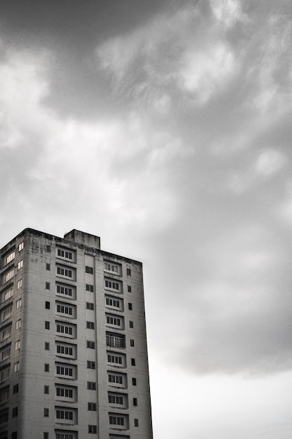 Edificios en un día de lluvia con un cielo negro.