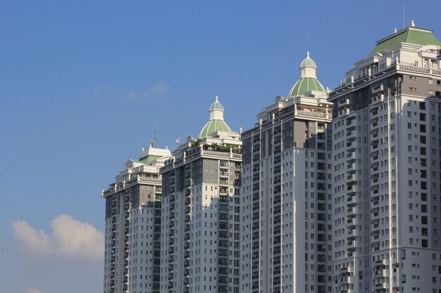 Edifícios e céu azul em Jacarta