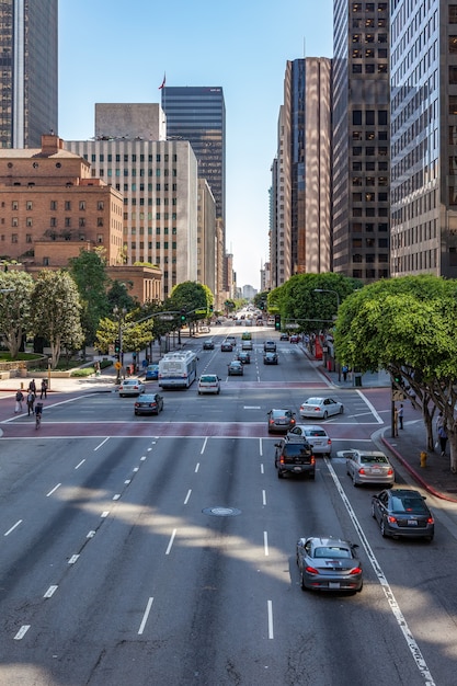 Edifícios e tráfego no distrito financeiro de Los Angeles, Califórnia