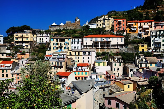 Edifícios em manarola contra o céu azul claro