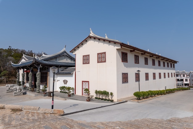 Edificios y estatuas en el parque del dios del mar Mazu