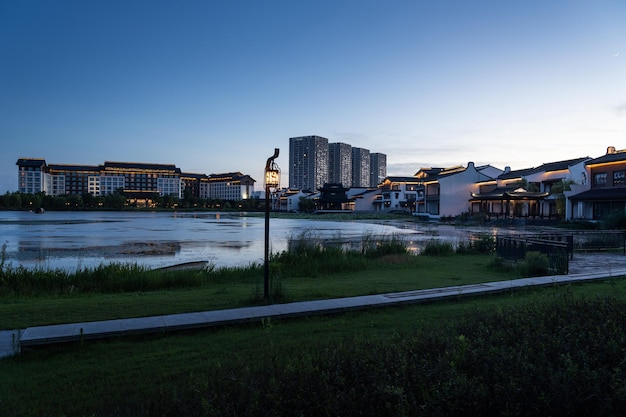 Edificios de estilo chino junto al lago por la noche.