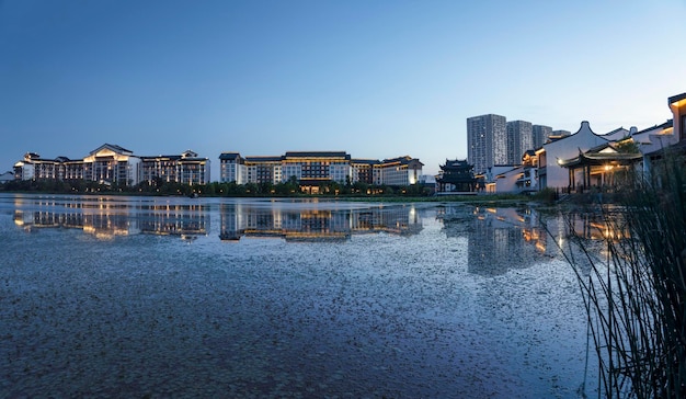 Edificios de estilo chino junto al lago por la noche.