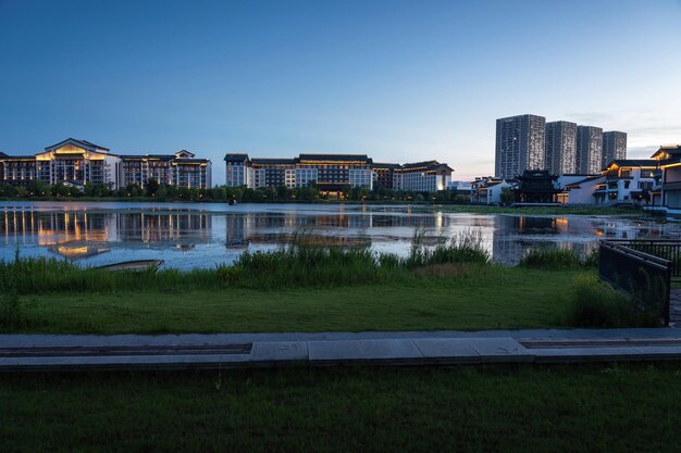 Edificios de estilo chino junto al lago por la noche.