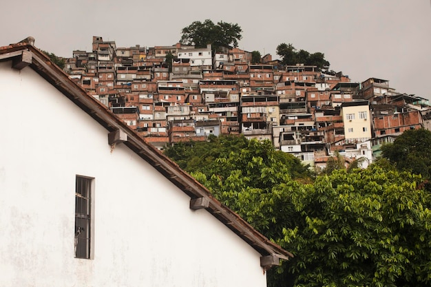 Foto edificios de favela en la ciudad contra el cielo despejado de río de janeiro