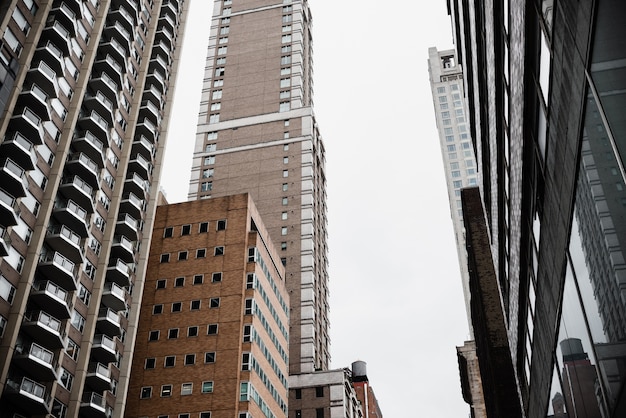 Foto edificios de gran altura de ángulo bajo