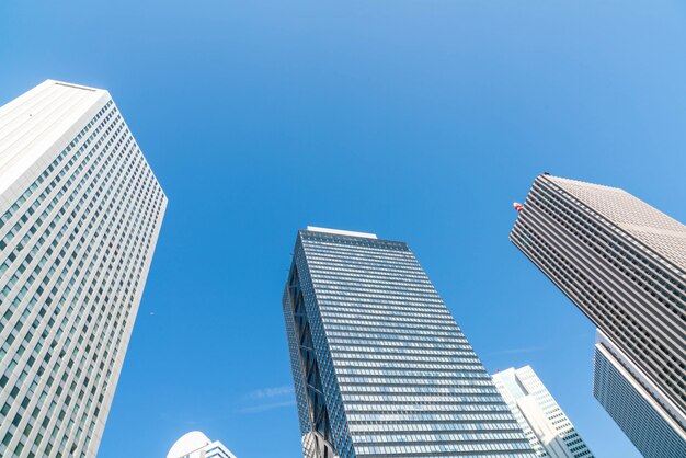 Edificios de gran altura y cielo azul - Shinjuku, Tokio