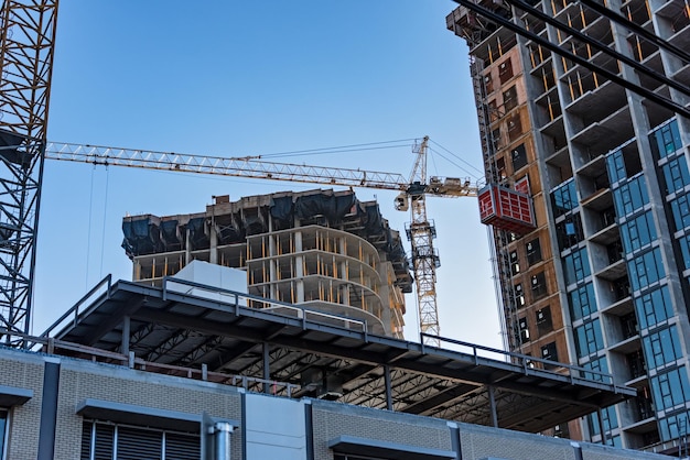 Edificios de gran altura en construcción con ascensor externo en la pared