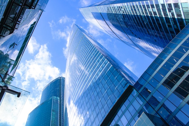 Edificios de gran altura contra el cielo Rascacielos