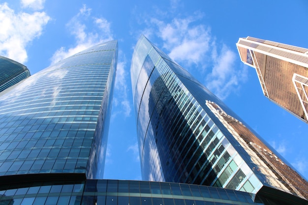 Edificios de gran altura contra el cielo Rascacielos