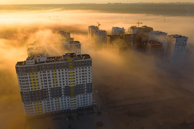 Edificios de gran altura a través de la niebla de la mañana