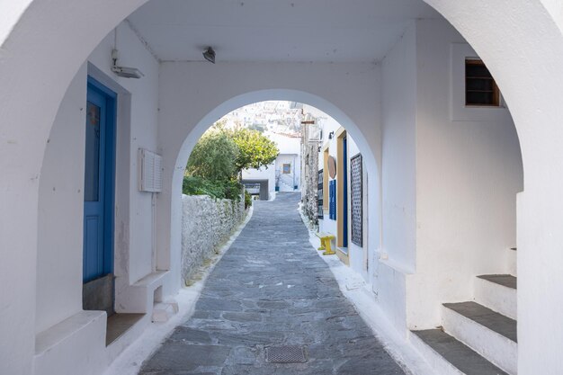 Edificios griegos tradicionales encalados calles adoquinadas y estructura de piedra arco aldea de Ioulida isla de Tzia Kea Grecia