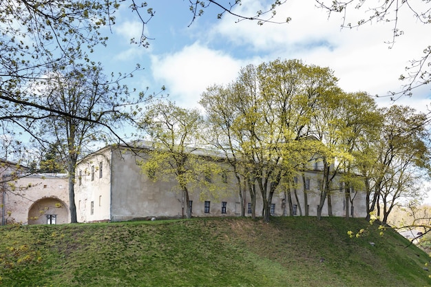 Edifícios históricos do castelo medieval na montanha alta em Grodno Bielorrússia durante o dia de sol com belas nuvens