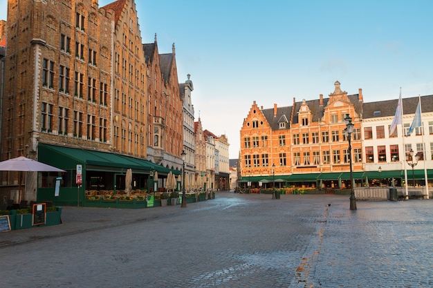Edificios históricos medievales en la plaza del mercado, Brujas, Bélgica